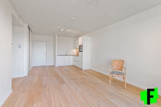 Dit nieuw assistentie appartement in Residentie 't Zout, is gelegen op slechts 100m van het strand & zee en op wandelafstand van openbaar vervoer, winkels.... Tevens beschikt het over een hoogwaardige afwerking.<br /><br />De indeling is al volgt: inkomhal met ruimte voor vestiaire, lichtrijke leefruimte met een open geïnstalleerde keuken, apart toilet, ruime slaapkamer én een badkamer (toilet, wastafel, douche).<br /><br />Vervolgens is er een aangenaam zonnig terras met zicht op de binnentuin.<br /><br />In Residentie 't Zout geniet u elke dag van een onbekommerd vakantiegevoel. In het charmante Sint-Idesbald komt u helemaal tot rust. De moderne architectuur, sublieme afwerking en ruime terrassen bieden het nodige comfort. Reken daarbij de fitnessruimte, het restaurant en een uitgebreid pakket van diensen, en u vindt uw perfecte woonplaats voor vandaag en morgen! Of bent u opzoek naar de ideale investering? Dit is uw kans! Dit appartement heeft een bruto rendement van ongeveer 4,46%.<br /><br />