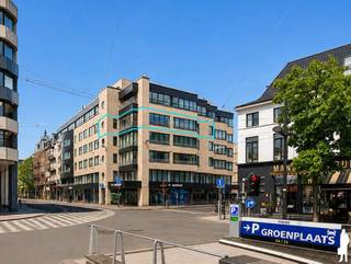 <p>Op de grens tussen de Groenplaats, de Grote Markt en de Wilde Zee bevindt zich een van de meest markante adressen van het Antwerpse stadscentrum. De Nationalestraat vormt hier de schakel tussen historisch erfgoed en het bruisende leven van de stad, met een onbelemmerd zicht op de Kathedraal en de Groenplaats dat dag na dag indruk maakt.</p>
<p>Dit appartement van 264 m² biedt een zeldzame combinatie van ruimte en ligging die op dit niveau in het centrum nauwelijks nog voorkomt. De lichtrijke leefruimte van 85 m² met aangrenzend bureau geeft het geheel een karakter dat ver uitstijgt boven het gemiddelde stadse woonaanbod. De volledig uitgeruste keuken, de hoofdslaapkamer met en-suite badkamer inclusief sauna en inloopdouche, en de dressing maken van dit appartement een plek waar comfort en locatie hand in hand gaan.</p>
<p>Met vier slaapkamers, twee badkamers en een gunstig EPC label C is het pand in uitstekende staat. Bovendien biedt de oorspronkelijke indeling als twee afzonderlijke entiteiten de mogelijkheid tot heropsplitsing, wat de vastgoedwaarde op lange termijn aanzienlijk versterkt. Een investeerder of bewoner die op zoek is naar een toekomstbestendig en goed onderhouden appartement op een toplocatie vindt hier een zeldzame kans.</p>