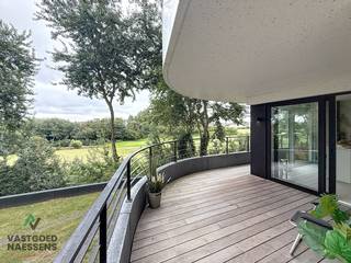 Dit schitterende 2 SLPK appartement is gelegen op de eerste verdieping van de residentie THE WAVES SAND. De residentie staat gekend om zijn architectuur en duurzaamheid. Het appartement beschikt over een ruime woonkamer met aansluitend de ruime open keuken voorzien van een marmerlook-werkblad. Via de keuken is er toegang tot het riante terras. Verder zijn er 2 ruime slaapkamers, ruime berging met alle aansluitingen en technieken. De badkamer beschikt over een inloopdouche en een bad en er is een afzonderlijk toilet. Het appartement beschikt over airco, ventilatie,.. Mede door de gunstige epc, nieuwe leidingen en elektriciteit is dit een uitermate goede investering. Er hoort tevens een berging bij het appartement en er is de mogelijkheid om een garage bij te kopen (69.000EUR) .