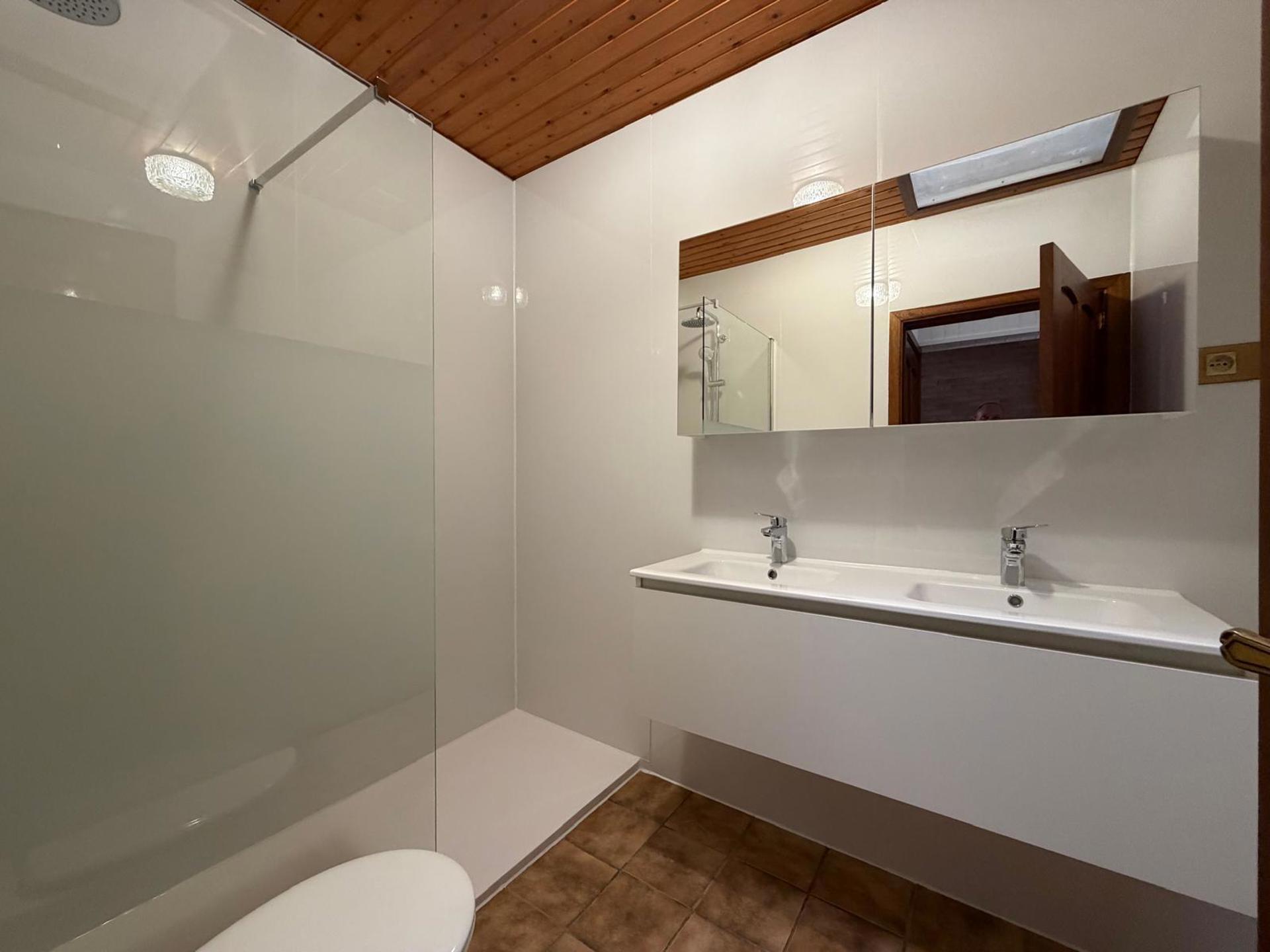 Gelijkvloerse woning (open bebouwing) met tuin en garage. - foto 4
