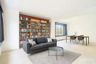 Gelijkvloers appartement in een goed onderhouden gebouw met ruim terras. Via de inkomhal betreedt u de woonkamer aan de achterzijde met open zicht...