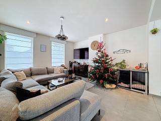 Deze halfopen woning combineert ruime volumes, praktisch wooncomfort en uitstekende parkeermogelijkheden op privatief terrein.De lichtrijke...