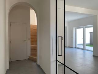 <p><span>Bezoekmoment zaterdag 19/09 VOLZET !!</span></p><p><span> </span></p><p><span>In een rustige buurt van Erpe-Mere, vind je deze goed gelegen, totaal gerenoveerde woning met 3 slaapkamers</span></p><p><span> </span></p><p><span>Indeling: </span></p><p><span>Gelijkvloers:</span></p><p><span>Een ruime inkomhal, toilet, leefruimte, eetkamer, volledig ingerichte keuken (koelkast, warme luchtoven, keramische kookplaat, dampkap en vaatwasser), Verder een terras met klein tuintje en tuinhuis.</span></p><p><span> </span></p><p><span>Eerste verdieping </span><span>: traphal, nachthal, 2 ruime slaapkamers, badkamer met inloopdouche en toilet ,dubbele lavabo.</span></p><p><span> </span></p><p><span>Zolder:</span><span> "master bedroom" + berging</span></p><p><span> </span></p><p><span>Verwarming op basis van gas.</span></p><p><span> </span></p><p><span>Glvs: vloerverwarming,</span></p><p><span>1ste verdieping: radiatoren</span></p><p><span> </span></p><p><span>Troeven:</span></p><p><span>* centrale ligging, rustig</span></p><p><span>* totaal gerenoveerd</span></p><p><span>* 3 slaapkamers</span></p><p><span>* ventilatiesysteem D</span></p><p><span>* Energie vriendelijk, EPC: label A</span></p><p><span>* rolluiken ( elektrisch)</span></p><p><span>* Electriciteit conform</span></p><p><span>* Vernieuwde keuken, alle comfort</span></p><p><span>* 2 privé parkeerplaatsen</span></p><p><span>* regenput: 5000L</span></p><p><span>* Goede verbindingsmogelijkheden met E40</span></p><p><span> </span></p><p><span>Bent u op zoek naar een vernieuwde authentieke huurwoning, dan is dit zeker iets voor jou !</span></p><p><span> </span></p><p><span>emailadres: <span>jean-pierre@janssenenjanssen.be</span></span><span> </span></p><p><span> </span></p>