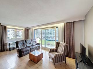 Dit ruim en gemeubeld appartement is centraal gelegen in Nieuwpoort-Bad, op wandelafstand van het strand, de winkels en het openbaar vervoer.<br />Het appartement omvat een inkomhal met apart toilet, een lichtrijke woonkamer met slaaphoek en open keuken en toegang tot het zuidgericht terras. Verder is er een dressingruimte en één slaapkamer die eveneens toegang biedt tot het terras. Aansluitend bevindt zich de badkamer, uitgerust met een ligbad en enkele wastafel. Daarnaast is er een privatieve kelderberging inbegrepen op niveau -2.<br />Er is bovendien mogelijkheid tot aankoop van een garagebox in het ondergronds complex op niveau -1.<br />Dankzij de uitstekende ligging is dit appartement ideaal als tweede verblijf of als investeringspand.