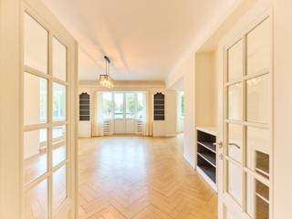 Ideaal gelegen met vrij uitzicht op het Jubelpark, licht appartement met een bruto oppervlakte volgens EPC van ± 326 m² met vier slaapkamers en vrij uitzicht op het Jubelpark. <br /><br />Het bestaat uit een inkomhal, drie ruime leefruimtes met een uitzonderlijk uitzicht op het park, een aparte, superuitgeruste keuken met veel opbergruimte en een bijkeuken met dienstlift. Het slaapgedeelte wordt ontsloten door twee hallen en bestaat uit vier slaapkamers met opbergruimte, twee badkamers en een doucheruimte. Een kantoor en een wasruimte maken het appartement compleet.    <br /><br />Overige: conciërge, een garagebox inbegrepen, drie kelders, gepantserde deur, fietsenstalling. Kosten: provisie van 400 EUR voor verwarming en warm water, conciërge, onderhoud van de gemeenschappelijke ruimtes. EPC: E-<br /><br />De wijk Cinquantenaire is een aangename en relatief groene wijk, niet ver van het park. De wijk is ideaal gelegen, biedt gemakkelijke toegang tot het openbaar vervoer en ligt in de buurt van winkels en diverse restaurants.  <br /><br />Voor meer informatie kunt u contact opnemen met Melody Bingoni op +32 (0) 2 640 08 01.