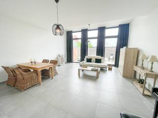 Deze recente woning ligt op een zeer rustige locatie, toch alles dichtbij.Indeling van de woning:- inkom met gastentoilet- ruime woonkamer met hoge...