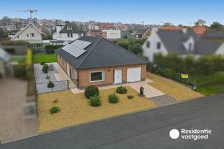 In een rustige en gegeerde woonomgeving in het centrum van Middelkerke bevindt zich deze ruime alleenstaande bungalow op een mooi perceel. Met een ruime bewoonbare oppervlakte biedt de woning heel wat ruimte en comfort, met alle belangrijke leefruimtes en drie volwaardige slaapkamers op het gelijkvloers.<br />De woning beschikt over een ruime woonkamer met gezellige zithoek en eetplaats, aansluitend op de volledig uitgeruste keuken. Verder zijn er drie ruime slaapkamers, een badkamer, een apart toilet en een praktische technische ruimte. De ruime garage biedt plaats voor de wagen en extra bergruimte. Op de verdieping bevindt zich bovendien een bijzonder ruime zolder, die tal van mogelijkheden biedt voor wie extra kamers, een hobbyruimte of een polyvalente ruimte wenst te creëren.<br />Ook op energetisch vlak heeft deze woning heel wat troeven. Dankzij het EPC-label B, de centrale verwarming op aardgas en de 24 zonnepanelen geniet u van een gunstige energiescore. De elektriciteit is conform gekeurd tot 2048. Rondom de woning ligt een aangename tuin waar u in alle rust kunt genieten van het buitenleven.<br /><br />Een ruime en veelzijdige woning op een rustige ligging in Middelkerke, op korte afstand van het centrum en met tal van mogelijkheden voor wie comfortabel en rustig wil wonen aan de kust.<br /><br />EPC: 167 kWh/m² - UC: 3799413 ~ Vg, Wg, Gvkr, Vv, Gmo ~ Ref. MI25220