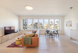 Dit fantastisch lichtrijk appartement (92m²) te koop is gelegen op de derde verdieping van Residentie Neptune aan het Sint-Petrus-en-Paulusplein te Oostende. Het treinstation van Oostende bevindt zich letterlijk om de hoek, wat zorgt voor een vlotte verbinding met het binnenland. Alles wat de stad te bieden heeft bevindt zich op wandelafstand van het appartement.Indeling: - ruime inkomhal met vestiaire - lichtrijke leefruimte met panoramisch uitzicht - geïnstalleerde open keuken (keramische kookplaat, spoeltafel, vaatwas, oven en frigo met vriesvakje)- nachthal met bergkast die voorzien is voor aansluiting van wasmachine- badkamer uitgerust met een inloop regendouche en badkamermeubel met spiegelkast - slaapkamer 1 (17m²)- slaapkamer 2 (12m²) met toegang tot het zonnige terras (4m²)- afzonderlijk toilet met handwaslavabo Pluspunten:- 2 volwaardige slaapkamers- EPC label B- zonneterrasje- prachtig open zicht - geen vis-à-vis- zowel geschikt voor vaste bewoning als tweede verblijf - gemeenschappelijke fietsenbergingWie droomt van een panoramisch uitzicht over een van de meest karakteristieke pleinen van de kust, moet dit appartement in Oostende zeker ontdekken! Neem vandaag nog contact op voor een bezoek aan dit unieke appartement! Bestuursmaatregelen in het maatregelenregister: in aanvraag