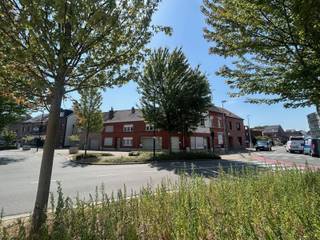 <span><strong>**Mogelijkheid project opsplitsing naar twee woningen** </strong></span><br /><br />Op de Mechelsesteenweg 462, op de hoek met de Winkselsesteenweg 2 te Herent bieden wij u een renovatieprojectje aan. Met een reeds bekomen positief advies voor het indienen van een omgevingsvergunning voor het verbouwen van een eengezinswoning naar de oorspronkelijke toestand: twee woningen. Bijkomend heeft deze woning langst de achterzijde een recht van doorgang wat zorgt voor een toegankelijkheid voor het plaatsen van uw fiets. <br /><br /><span><strong>Wenst u dit project te bespreken? Een bezichtiging ter plaatse? Of gewoonweg meer informatie? Dat kan! Contacteer onze Expert Investeringsvastgoed Jacky: 0495 53 46 49 of jacky@connect-immo.be </strong></span>