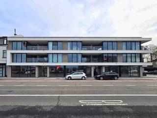 <span><strong>ASSE</strong></span> - Ontdek deze commerciële ruimte van ± 358 m² in het nieuwe project “Kastanjehof”, gelegen op de begane grond van een modern gebouw, vlakbij winkels, scholen, het centrum en alle voorzieningen. Deze ruimte wordt opgeleverd in casco-staat (gesloten ruwbouw) en biedt een grote flexibiliteit voor elke commerciële activiteit. Het pand heeft een uitstekende zichtbaarheid, in een dynamische en goed bereikbare woonwijk. Deze commerciële ruimte kan eventueel worden opgesplitst in 2 winkels. Mogelijkheid om ondergrondse parkeerplaatsen en een technische kelderruimte in de kelder bij te kopen. Een mooie kans om uw activiteit te vestigen in een nieuwe, kwalitatieve en goed gelegen omgeving.