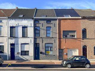 <p>Deze<strong> vernieuwde woning</strong> beschikt op het gelijkvloers over een inkomhal, <strong>gezellige woonkamer, open volledig ingerichte keuken</strong>, een berging en badkamer (douche-in-bad, toilet en lavabo). Op de 1ste verdieping bevinden zich <strong>2 ruime slaapkamers</strong> en een extra toilet. Op de bovenste verdieping vindt men nog<strong> 2 volwaardige slaapkamers</strong> en een opbergruimte.<br /><br /><br /><br />De keuken geeft uit op het <strong>zonnige terras</strong>, tevens bereikbaar via een doorgang naar achtergelegen baantje. De woning is voorzien van alle comfort; <strong>elektriciteit conform AREI,</strong> dubbele beglazing, centrale verwarming op aardgas, ...<br /><br /><br /><br /><strong>Deze woning is ideaal als starterswoning of investering! </strong><br /><br /><br /><br />Gelegen aan de stadsrand van Aalst, doch vlakbij verbindingswegen en met bushalte en station in de nabijheid. De ligging biedt bovendien snelle toegang tot het op- en afrittencomplex richting Ninove, Gent en Brussel. Voor meer info en/of een bezoek ter plaatse, contacteer ons via jonas@immotijl.be of 0477/17 44 20.</p>