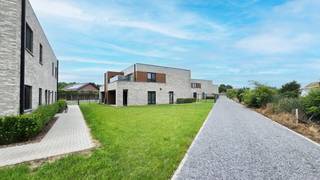 Dit instapklaar appartement vindt u op een boogscheut van het Breese stadscentrum, dichtbij de kanaalkom. De eigenaar koos voor een hoogwaardige afwerking en energiezuinige opbouw; het pand is voorzien van zonnepanelen.<br /><br />Door de gelijkvloerse ligging en het stadscentrum + natuur op wandelafstand, kan u levenslang wonen op deze locatie .<br />Het appartement bevindt zich achteraan het perceel van dit kleinschalige woonproject, op een locatie met veel rust en bijhorende privacy.<br /><br />INDELING:<br />Gelijkvloers:<br />- Inkomhal<br />- Leefruimte: zit- en eethoek<br />- Keuken met eiland<br />- Badkamer<br />- 1 tweepersoons slaapkamer<br />- 1 éénpersoons slaapkamer<br />- Gastentoilet<br />- Berging<br /><br />Tuin: <br />- Gazon<br />- Ruim overdekt terras met buitenkraan<br />- Carport / buitenberging met aansluiting voor stroom (eventueel voor opladen van de wagen)<br /><br />Algemeen:<br />- Keramische tegelvloeren - parketuitzicht<br />- Instapklaar (alles werd reeds geschilderd!)<br />- Huisdieren: enkel in overleg met de eigenaar<br />- E-peil= 20)<br />- Zonnepanelen aanwezig (9x)<br /><br />Provisie gem.kost : € 60,--/maand<br />BESCHIKBAARHEID: direct / in overleg met eigenaar<br /><br /><br /><br />