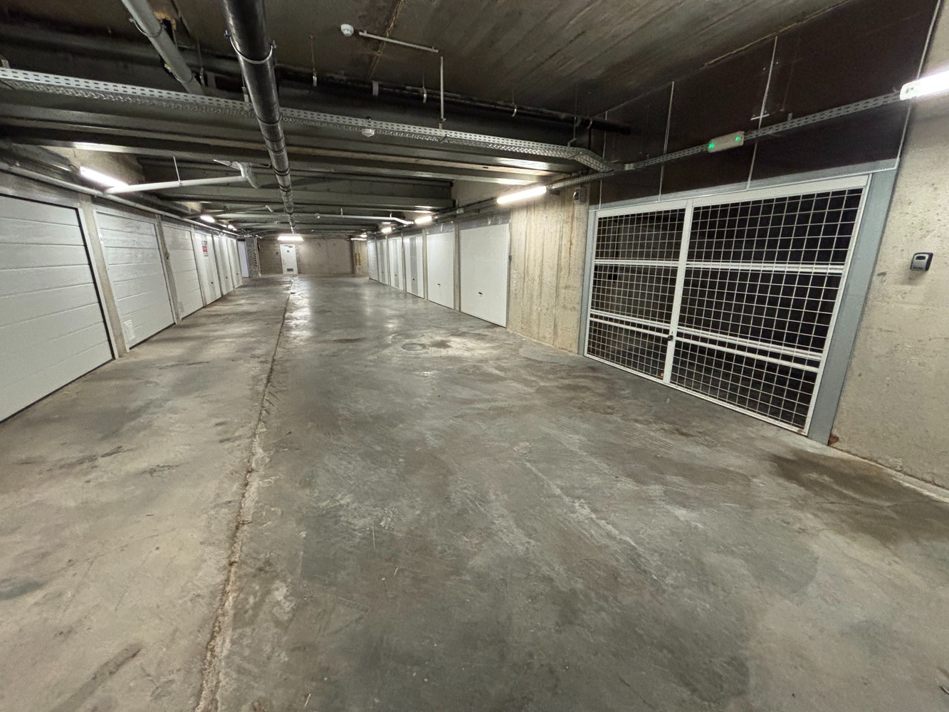 Exceptionally spacious garage box located in a recent residence near the Zeedijk in Ostend! - photo 3