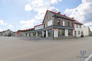 Dit handelshuis is gelegen in het centrum van de deelgemeente Balegem (Oosterzele), tegenover de kerk. <br /><br />Het gelijkvloers is voorzien van een ruime winkelruimte met geïntegreerd kantoor en keuken. Aansluitend aan de winkelruimte bevindt zich een werkplaats. <br /><br />Het woongedeelte -gelegen op de eerste verdieping en tweede verdieping- bestaat uit een ruime leefruimte, min. 3 slaapkamers (mits enige aanpassingswerken kunnen enkele bijkomende kamers gecreëerd worden), badkamer en toegang tot het terras voorzien van enige bergruimtes. <br /><br />Dit pand is grotendeels onderkelderd. <br /><br />M.a.w. een bijzondere eigendom met mogelijkheden. <br /><br />Atelier (zie foto's) optioneel aan te kopen.