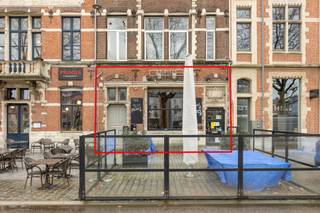 UNIEKE INVERSTERINGSOPPORTUNITEIT:<br />Dit verhuurde handelsgelijkvloers met kelderverdieping is gelegen op het trendy Antwerpse Zuid en beschikt over een zonnig terras, pal aan het nieuwe, bruisende Zuidpark.<br />Een triple A-locatie!<br />Het pand bestaat uit een handelsgelijkvloers en kelderverdieping en biedt momenteel thuis aan Restaurant L'Amitié, een gevestigde waarde in Antwerpen.<br />Het pand werd verhuurd tot 31/12/2034 aan een maandelijkse huurprijs van 5000 euro.<br /><br />INDELING:<br />Het handelsgelijkvloers is voorzien van een inkomhal en een ingericht restaurant met 40 zitplaatsen, een volledig uitgeruste bedrijfskeuken een een bedieningstoog. Achteraan bevinden zich de toiletten. De inrichting van het restaurant blijft eigendom van de huurder.<br />Dankzij de grote raampartij aan de voorzijde geniet je binnen volop van een prachtige lichtinval.<br />Een privatieve trap leidt naar een ruime, gecompartimenteerde kelderverdieping die momenteel dienst doet als wijnkelder, opslagruimte, ..<br />Er zijn 2 vergunde terrassen waarvan een gevelterras en een tweede eilandterras, grenzend aan het recent aangelegde Zuidpark; samen goed voor 40 zitplaatsen.<br /><br />BIJZONDERHEDEN:<br />- AAA - locatie op het Antwerpse Zuid<br />- stabiele handelshuurovereenkomst voor periode van 9 jaar<br />- rendement van +/- 6%<br />- karaktervol pand met historische waarde<br /><br />Voor meer info of een bezoek ter plaatse kunt u contact opnemen met Stephanie op 0476/90 95 94 of via stephanie@reds.be