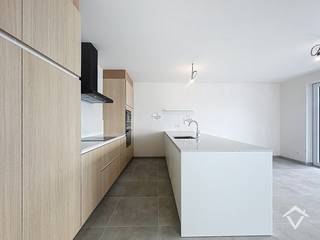 Wonen op een levendige locatie met zicht op alles wat Nieuwpoort te bieden heeft? Dit ruim en modern appartement in residentie Hélène-Charlotte ligt op een strategische plek langs de Albert I Laan, met de jachthaven, winkels en zeedijk binnen handbereik.<br /><br />Met een bewoonbare oppervlakte van 125,63 m² en een aangenaam terras van 16,33 m² biedt dit appartement een mooie combinatie van ruimte, comfort en ligging.<br /><br />De lichtrijke leefruimte met open keuken vormt het hart van het appartement en sluit aan op het terras, ideaal om te genieten van het buitengevoel. Dankzij de praktische indeling is dit appartement perfect geschikt voor zowel vaste bewoning als tweede verblijf.<br /><br />Verder beschikt het appartement over drie slaapkamers, een ruime badkamer met inloopdouche, een afzonderlijk toilet en een handige berging.<br /><br />Troeven:<br />✔ 3 volwaardige slaapkamers<br />✔ Ruime leefruimte met open keuken<br />✔ Terras met aangename oriëntatie<br />✔ Energiezuinige nieuwbouw (BEN)<br />✔ Lift aanwezig in het gebouw<br />✔ Mogelijkheid tot aankoop garagebox<br />✔ Centrale ligging nabij jachthaven, winkels en zee<br /><br />Een ruim en praktisch appartement op een locatie die altijd in trek blijft - zowel voor eigen gebruik als investering.<br /><br />Meer weten of eens ter plaatse gaan kijken? We helpen u graag verder.