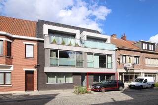 <p>Op wandelafstand van de Markt en in de nabije omgeving van winkels, vinden we dit appartement gelegen op het gelijkvloers.<br /><br />Dit appartement omvat: ruime living, volledig ingerichte keuken, berging, badkamer met ligbad en dubbele lavabo in meubel verwerkt, toilet, 2 slaapkamers, terras en carport.<br /><br />Gemeenschappelijke lasten: € 60/ maand.<br /><br />Beschikbaar: 01/01/2026</p>