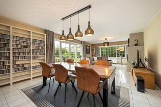 <h2><span>Ruime open bebouwing op prachtig perceel in Ranst – Oude Vaartstraat 15</span></h2><p><span>Ontdek deze charmante open bebouwing in een groene en kindvriendelijke buurt te </span><span>Ranst</span><span>.<br />Deze woning biedt alles wat je zoekt: </span><span>ruimte, privacy, en potentieel</span><span> – perfect voor wie op zoek is naar een warme thuis met karakter én mogelijkheden.</span></p><h3><span>Troeven:</span></h3><ul><li><span>Ruim perceel</span><span> met prachtige tuin – ideaal voor gezinnen of tuinliefhebbers</span></li><li><span>Vrijstaande woning</span><span> met veel natuurlijke lichtinval</span></li><li><span>4 slaapkamers</span><span>, waarvan 3 dubbelbedwaardige</span></li><li><span>Lichtrijke leefruimte</span><span> met gezellige zithoek en eetplaats</span></li><li><span>Inpandige garage + oprit met meerdere staanplaatsen</span></li><li><span>Grote tuin met terras</span><span> </span></li><li><span>Locatie</span><span>: dicht bij winkels, scholen en invalswegen (E313 – Antwerpen/Lier)</span></li><li><span>Mits kleine investering: </span><span>EPC B </span><span>(EPC-simulatie)</span></li></ul><p><span> </span></p><h3><span>Indeling</span><span>:</span></h3><p><span>Gelijkvloers:</span></p><p><span>Lichtrijke leefruimte met aanpalende keuken en extra bergruimte. <br />2 slaapkamers.<br />Badkamer met bad, douche, lavabomeubel en toilet.</span></p><p><span>Eerste verdieping:</span></p><p><span>2 zeer ruime kamers met overloop.</span></p><p><span> </span></p><p><span>Vrijblijvend advies met gratis schatting? Aarzel niet ons te contacteren. </span></p><p><span> </span></p><p><span>Chiara Cop<br /><span>Chiara@Home4you.be</span></span><span> <br />+32 475 34 05 70<br />7/7 Bereikbaar <br /> </span></p>