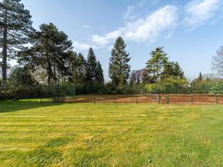 Situation unique à l'orée du Bois de la Cambre, terrain de ± 25 ares sur lequel il y a un terrain de tennis.Le permis est disponible sur simple...
