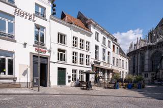 Charmant en uniek pand in hartje Mechelen met 3 slaapkamers, 2 badkamers en een heerlijk (of gezellig) zonneterras. 

Stap binnen in deze karaktervolle woning, gelegen in het kloppend hart van de stad, pal aan de indrukwekkende Sint-Romboutskathedraal. Dit uitzonderlijke pand combineert authentiek karakter met hedendaags modern comfort – (een zeldzame parel op de vastgoedmarkt.) 
Bij het binnenkomen voel je meteen de ziel van het gebouw: originele muren en rustieke houten balken brengen het verleden tot leven, terwijl het de parketvloeren zijn die zorgen voor warmte en elegantie. Op de eerste verdieping een lichtrijke en ruime woonkamer. Vervolgens stap je zo  de stijlvolle moderne keuken met berging in – de plek voor gezellige avonden en culinaire ontdekkingen. 
Vanuit de keuken loop je via de trap naar de tweede verdieping. Ga op ontdekking in één van de drie charmante slaapkamers. Masterbedroom met een heuse dressing en ensuite badkamer. De twee overige slaapkamers delen een elegant, met mortex afgewerkte badkamer die hen met elkaar verbindt. 
Nog één verdiep hoger en je arriveert op het zonneterras, een verbogen parel met zicht op de kathedraal en kerk. Pure ontspanning, perfect om je dag te beginnen met een kop koffie of stijlvol af te sluiten met een glaasje wijn. 
