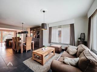 Deze ruime villa is rustig gelegen in een doodlopende straat en biedt een ideale combinatie van comfort, ruimte en privacy. Via de inkomhal betreedt...