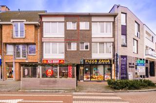 <p><span>1-slaapkamer appartement met zuidwest gericht terras in Sint-Katelijne-Waver.</span></p><p><span>Dit appartement is de ideale keuze voor wie op zoek is naar een centraal gelegen woonst in Sint-Katelijne-Waver.</span></p><p><span>Bij het betreden van de inkomhal krijg je direct toegang tot de ruime woonkamer, die bestaat uit een gezellige zithoek, een eethoek en een open keuken. De grote ramen zorgen voor een overvloed aan natuurlijk licht.</span></p><p><span>De inkomhal biedt drie deuren. De eerste deur leidt naar de volledig ingerichte badkamer, voorzien van een lavabo, douche en aansluitingen voor zowel een wasmachine als een droogkast. Gasten kunnen de aparte toiletruimte vinden achter de tweede deur. Achter de derde deur bevindt zich de ruime slaapkamer, die uitkomt op een zuidwestgericht terras aan de achterzijde van het gebouw, ideaal om rustig van de zon te genieten.</span></p><p><span>Ondanks de renovatieverplichting heeft dit appartement vandaag al heel wat troeven te bieden. Er is reeds hoogrendementsglas en een condenserende gasketel. Bovendien staat er een dakrenovatie gepland door de vereniging van mede-eigenaars, waardoor de EPC-score in de toekomst verder zal verbeteren. </span></p><p><span> Het biedt een ideale start in een gezellige en levendige wijk. </span></p>