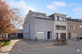 <p><strong>Volledig gerenoveerde woning met unieke architectuur en open zicht in Zele</strong></p><p>Deze instapklare en doorheen de jaren grondig gerenoveerde woning op de Dendermondebaan in Zele is een perfecte combinatie van hedendaags wooncomfort en een uitgesproken architecturale identiteit. De woning werd met oog voor detail en kwaliteit aangepakt en straalt karakter, ruimte en licht uit. De vloeiende lijnen en open structuren zorgen voor een aangename en moderne woonbeleving, waarbij binnen- en buitenruimte mooi in elkaar overvloeien.</p><p>Bij het betreden van de woning wordt u verwelkomd in een ruime en lichtrijke leefruimte, waar grote raampartijen zorgen voor een overvloed aan natuurlijk licht. De leefruimte loopt naadloos over in de open keuken, die centraal staat in het dagelijkse leven. De indeling is zowel praktisch als esthetisch uitgewerkt, met voldoende ruimte voor een eet- en zithoek en zelf bureauruimte.</p><p>Achteraan de woning bevindt zich een extra polyvalente ruimte die tal van mogelijkheden biedt. Deze kan perfect ingericht worden als bureau voor thuiswerk, een tweede salon, speelruimte of hobbykamer. Dankzij de directe toegang tot het terras en de tuin vormt deze ruimte een mooie overgang naar buiten en versterkt ze het gevoel van ruimte en vrijheid.</p><p>Het gelijkvloers wordt verder aangevuld met een ruime garage, ideaal voor wagen, fietsen en extra opslag, een praktische badkamer met douche, en een private oprit waar meerdere wagens kunnen parkeren.</p><p>De tuin is een absolute troef van deze woning. Hier geniet u van een open en vrij uitzicht op agrarisch gebied, wat zorgt voor een gevoel van rust en privacy. </p><p>Op de bovenverdieping werd bewust gekozen voor een open plan concept, wat zorgt voor een unieke en luchtige indeling. De verschillende zones vloeien harmonieus in elkaar over, maar bieden tegelijk voldoende mogelijkheden om de ruimte naar eigen wens in te delen. Door het plaatsen van twee extra wanden kunnen hier eenvoudig drie volwaardige en ruime slaapkamers gecreëerd worden, zonder in te boeten aan comfort of lichtinval. Daarnaast beschikt de verdieping over een tweede badkamer, gekoppeld aan een ingemaakte dressing.</p><p>Ook op technisch en energetisch vlak scoort deze woning bijzonder goed. Met een EPC-label B, zonnepanelen op het dak, een conforme elektrische installatie en een asbestveilig attest, is deze woning volledig klaar voor de toekomst. Bovendien is er geen renovatieplicht, wat een extra geruststelling biedt voor de koper.</p><p>De ligging is eveneens een belangrijke troef. De woning bevindt zich op een centrale locatie in Zele, met winkels, scholen en openbaar vervoer in de onmiddellijke nabijheid. Dankzij de vlotte verbinding naar Dendermonde en de E17 geniet u bovendien van een uitstekende bereikbaarheid.</p><p>Kortom, deze woning biedt een unieke combinatie van stijl, ruimte, comfort en ligging. Een zeldzame opportuniteit voor wie op zoek is naar een karaktervolle en instapklare thuis met een moderne uitstraling en een prachtig open zicht.</p>