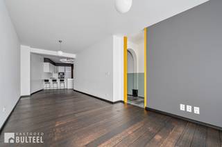 Deze woning met een charmante uitstraling bevindt zich in het centrum van Nieuwkerken. De woning biedt u op het gelijkvloers een inkomhal, een leefruimte, een open en ingerichte keuken met prachtige art-deco koepel, een ruime bergruimte/wasplaats, een apart toilet en een veranda. Op de eerste verdieping is er een grote slaapkamer en een badkamer met douche, bad, dubbele lavabo en toilet. Op de 2de verdieping zijn er nog 2 slaapkamers. Kleine kelder. Verzorgde en aangename tuin. Centrale verwarming op aardgas en ramen voorzien van dubbele beglazing. Elektriciteit is conform. Pakeerplaatsen beschikbaar in de directe omgeving. Op wandelafstand van winkels, openbaar vervoer en basisschool. Goede verbinding naar E34. Ontdek samen met ons deze sfeervolle woning en boek vandaag nog uw afspraak.