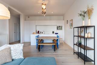 <p>Op een heerlijke locatie, tussen het Zuid en het al even hippe Mechelseplein is dit ruime appartement van ca 115 m² gelegen. Meer bepaald op de derde verdieping van een knap renovatieproject in de Begijnenvest. Een vlotte bereikbaarheid is gegarandeerd dankzij de nabijheid van de belangrijkste invalswegen.<br /><br />In het appartement wordt een warme knusse sfeer gecreëerd dankzij de prachtige eiken parketvloer die doorgetrokken werd in vrijwel het ganse appartement.<br /><br />In de ruime leefruimte met open keuken is het zeer aangenaam vertoeven. De keuken is uitgevoerd in een strak wit design en uitgerust met koelkast, diepvriezer, vaatwasser, kookplaat en combi-oven.<br /><br />Langs de rustige achterzijde bevinden zich twee volwaardige slaapkamers. Een derde kamer is ideaal te gebruiken als kinderkamer/bureau/dressing. Via de slaapkamers heeft u toegang naar het gezellige terras van ca 10 m².<br />In de nachthal bevinden zich zowel een douchekamer met douche en lavabo als een badkamer met ligbad, dubbele lavabo en toilet.<br /><br />Een berging, linnenkamer met aansluiting voor wasmachine en droogkast en apart gastentoilet.<br />Kelderberging.<br /><br />Gemeenschappelijke lasten: 120 Euro per maand.<br />Provisie op het verbruik van verwarming: 80 Euro per maand.<br />Elektriciteit en water zijn privé op te nemen door de huurder.<br /><br />Beschikbaar vanaf 1 april 2026.</p>