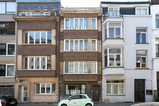 Op zoek naar een charmant appartement op een toplocatie? <br /><br />Dit instapklaar en ruim 2-slaapkamer appartement is ideaal gelegen ‘binnen de leien’ in het hartje van Antwerpen, vlak bij diverse scholen en winkels en met alle hotspots op wandelafstand. <br /><br />Indeling:<br />Het appartement is gelegen op de eerste verdieping van een kleinschalig gebouw (4 appartementen) en bestaat uit een ruim en gezellig leefgedeelte met aansluitend een open keuken die uitgeeft op het terrasje. Aan de achterzijde van het appartement vindt u een hal met apart toilet, een moderne badkamer met inloopdouche, lavabomeubel en plaats voor de wasmachine en 2 slaapkamers (grote en kleine). Ondergronds zijn er 2 kelderbergingen inbegrepen.. <br /><br />Bijzonderheden:<br />Beschikbaar vanaf 1 juli.<br />Epc score : 162 kWh/m² <br />Maandelijkse kosten 100 euro (water inbegrepen). <br />Verbruik van gas een elektriciteit met eigen meters.