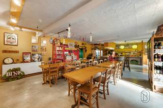 Zeldzame opportuniteit! Vastgoedcomplex gelegen op een perceel van 28 are dat een ideale combinatie biedt tussen professionele activiteit en...