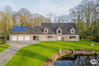 Riante gerenoveerde pastorij woning met ruime inkomhal, leefruimte op parket met open ingerichte keuken, bureel, 4-5 slaapkamers, 3 badkamers,...