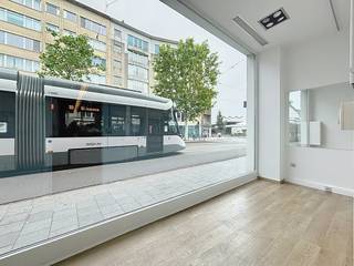 À vendre à Deurne au Turnhoutsebaan 94 - une maison de commerce située dans un emplacement commercial et central à Deurne !La maison de commerce que nous proposons à la vente ici à Deurne est divisée comme suit :Rez-de-chaussée :-Vitrine/entrée-Surface commerciale de 132 m² au rez-de-chaussée avec rangementPremier étage :-Espace de bureau (84 m²) avec sanitaires et cuisineDeuxième étage :-Espace de bureau (40 m²)La maison de commerce à vendre ici à Deurne a subi plusieurs rénovations énergétiques ces dernières années, notamment le toit et les fenêtres. Conformément à cela, nous proposons également l'électricité à vendre dans cette maison de commerce.Êtes-vous intéressé par cette propriété à vendre à Deurne ? N'hésitez pas à nous contacter. L'agence immobilière Dewaele de Deurne sur la Turnhoutsebaan est heureuse d'être à votre service. Vous souhaitez une estimation gratuite de votre bien immobilier ? appelez-nous pour une conversation informelle au 03/666.66.66 ou envoyez un mail à deurne@dewaele.comInformations sur l'urbanisme : sur demandeEPC KNR Turnhoutsebaan 94 Deurne = C