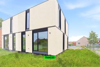 Ontdek deze stijlvolle halfopen woning te koop in Krombeke, waar hedendaags wooncomfort en een rustige woonomgeving perfect samenkomen. Deze instapklare eigendom uit 2024 biedt alle ruimte voor wie op zoek is naar een moderne gezinswoning met toekomstgerichte technieken.<br /><br />In de Burgemeester Deblockstraat in Krombeke geniet u van een aangename ligging met vlotte bereikbaarheid en een rustige omgeving. Deze ruime woning beschikt over een bewoonbare oppervlakte van 115 m² en werd doordacht ontworpen met oog voor comfort en energiezuinig wonen. Binnenin vindt u een lichtrijke leefruimte die naadloos aansluit op de keuken en de buitenomgeving. Met drie volwaardige slaapkamers en een badkamer biedt deze woonst alle ruimte voor gezinnen, starters of wie extra plaats wenst. De tuin wordt nog aangelegd, waardoor u deze volledig naar eigen smaak kan afwerken en optimaal kan genieten van het buitenleven. Dankzij de kwalitatieve afwerking is deze woning volledig instapklaar.<br /><br />De indeling gaat als volgt: <br /><br />leefruimte - hal - WC - keuken - berging<br /><br />nachthal - 3 slaapkamers - badkamer<br /><br />Benieuwd naar deze woning in Krombeke? Vraag vandaag nog uw bezoek aan via Immo Francois en ontdek zelf de troeven van deze eigendom. Vanuit onze sterke aanwezigheid in Poperinge, Vleteren, Heuvelland en Mesen begeleiden wij u graag persoonlijk bij uw zoektocht naar uw nieuwe thuis.<br /><br />Technische kenmerken:<br /><br />- Lucht-lucht warmtepomp<br /><br />- 8 zonnepanelen en thuisbatterij<br /><br />- AEG toestellen in de keuken<br /><br />Denk je eraan om je woning in Poperinge te verkopen? Neem vrijblijvend contact op met Aline van Immo Francois in Poperinge voor een gratis schatting via aline@immofranocis.be.<br /><br />