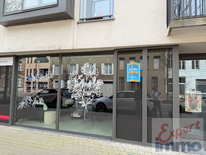 Uitstekende gelegen winkel/kantoorruimte, reeds ingericht - TOPLIGGING - te huur via EXPERT-IMMO - photo 2