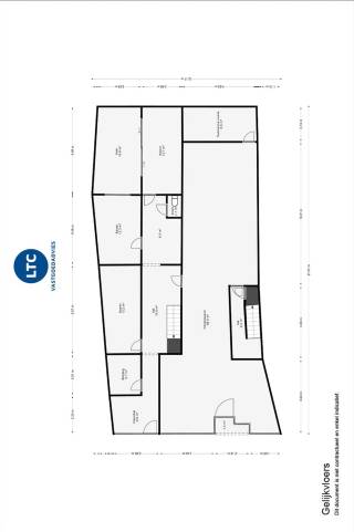 In het centrum van Tienen vindt u deze ruime handelszaak met private woonst met 2 politienummers namelijk 99 en 101. Het gelijkvloers omvat vitrine, handelsruimte of praktijkruimte van 90m², berging, 3 kamers als bureau of andere doelstelling en zuid gericht terras. Op de verdieping vindt u leefruimte, ingerichte keuken, badkamer en wasplaats. De 2de verdieping omvat 3 slaapkamers en zolderkamer. Er zijn 2 elektriciteitsmeters, 2 aardgasmeters waarvan 1 buiten gebruik en 2 watermeters. De verwarming gebeurt door aardgas condensatieketel. Dit is een zeer interessant pand voor uitbating zelfstandige activiteit of vrij beroep.