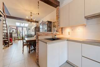 Top aanbod! Deze woning biedt op het gelijkvloers een inkomhal inclusief apart toilet, een ruime leef- en eetruimte met volledig uitgewerkte open keuken. Een mooie houten trap biedt toegang tot de 1e verdieping die voorzien is van 2 ruime slaapkamers en badkamer.<br /><br />Achteraan beschikt de woning over een tuin waarin centraal een extra volume staat. Mits afbraak wordt een veel grotere tuin gecreëerd met bovendien rechtstreeks toegang tot de achterliggende garage (mee opgenomen in dit aanbod).<br /><br />Interesse in deze top-aanbieding?<br />Contacteer snel Katrien voor een bezoek: <br />📞 0477 46 53 11 <br />📩 katrien@waeyler.be