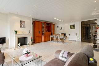 <p><span>Magnifique appartement 2-3 bdrm rooftop avec 2 chambres à coucher et 2 terrasses spacieuses sur le toit !</span></p><p><span>Cet appartement spacieux (161m²) et lumineux avec plus de 100m² d'espace extérieur est situé au dernier (6ème) étage d'un immeuble très bien entretenu avec ascenseur (jusqu'au 5ème étage). Situé dans une rue secondaire calme de la célèbre Fruithoflaan, les magasins, les écoles, les parcs, les installations sportives, les transports publics et les routes d'accès sont toujours à proximité. Ce bijou aux finitions de qualité et à l'état impeccable bénéficie d'un EPC favorable (B), ne contient pas d'amiante et est climatisé. En bref, un rêve pour ceux qui recherchent un appartement substantiel avec un emplacement de choix, des espaces extérieurs illimités et tout le confort.</span></p><p><span> </span></p><p><span>Hall d'entrée, salon, salle à manger &amp; cuisine :</span></p><p><span>On entre dans l'appartement par le hall d'entrée avec porte blindée, vidéophone et système d'alarme. Le parquet de haute qualité attire immédiatement l'attention ; vous le retrouverez également dans le hall de nuit/dressing, la chambre principale, le salon et la salle à manger. Le salon a une atmosphère chaleureuse grâce à la cheminée féerique. Le salon et la salle à manger sont suffisamment spacieux pour accueillir tous vos invités et vous bénéficiez toujours d'une belle vue sur la verdure et de la lumière naturelle. La cuisine semi-ouverte, attenante à la salle à manger, offre de nombreux espaces de travail et de rangement et est équipée d'une plaque vitrocéramique à 5 feux, d'une hotte aspirante, d'un four, d'un lave-vaisselle, d'un réfrigérateur-congélateur et d'un lavabo et demi.</span></p><p><span> </span></p><p><span>Hall de nuit/dressing, buanderie &amp; toilet :</span></p><p><span>Le hall de nuit abrite une armoire encastrée de qualité, ce qui en fait un véritable dressing. La lucarne ajoute une touche supplémentaire et apporte beaucoup de lumière naturelle. La buanderie est séparée et est équipée d'un double lavabo, d'armoires encastrées et offre beaucoup d'espace pour vos ustensiles de nettoyage, votre planche à repasser, etc. Les toilettes pour invités sont équipées d'un lave-mains, d'une armoire de décapage et d'une ventilation mécanique. </span></p><p><span> </span></p><p><span>Chambres à coucher &amp; salles de bains :</span></p><p><span>A l'origine, l'appartement avait 3 chambres, mais 2 chambres ont été fusionnées (18.6 &amp; 30m²), bien sûr cette opération peut facilement être inversée si vous le souhaitez. La chambre principale est sur parquet, comprend l'air conditionné, des volets électriques, un dressing et sa propre salle de bain en pierre naturelle (travertin). Elle comprend une combinaison baignoire/douche, un double lavabo avec armoire de toilette, des toilettes et des volets électriques. L'autre chambre dispose également de son propre dressing/rangement, d'armoires encastrées, de l'air conditionné et de volets électriques. Une 2ème salle de bain avec douche à l'italienne, radiateur sèche-serviettes et lavabo est également disponible.</span></p><p><span> </span></p><p><span>Terrasses, garage box, emplacement &amp; sous-sol :</span></p><p><span>La cerise sur le gâteau, ce sont les immenses terrasses sur le toit (46 &amp; 60m²) accessibles depuis presque toutes les pièces. C'est l'endroit idéal pour dîner, faire un barbecue, prendre un apéritif ou profiter tranquillement du soleil et/ou de l'ombre avec votre famille et/ou vos invités. C'est aussi une aubaine pour ceux qui ont la main verte, car vous pouvez vous laisser aller à créer un véritable jardin de ville en hauteur. L'eau, l'électricité et la lumière sont fournies, ainsi qu'un auvent électrique à l'avant et un espace de rangement supplémentaire. La place de parking en surface doit être achetée en plus (€ 10.000). Le garage box souterrain avec portail électrique est optionnel (€ 30,000). Un sous-sol spacieux est inclus dans le prix. </span></p><p><span> </span></p><p><span>Atouts supplémentaires :</span></p><p>-<span> Mobiscore 9.2/10</span><span> - </span><span>EPC B favorable - Sécurité amiante - EPC 161m² cfr - Climatisation - Volets électriques - Cheminée - Porte blindée et système d'alarme - 2 terrasses sur le toit - Compteurs séparés - Garage box, emplacement et sous-sol - Robinets thermostatiques - Compteurs individuels</span></p><p><span> </span></p>