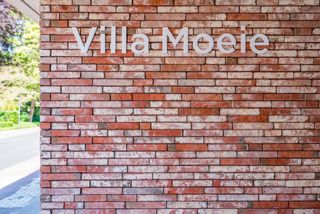 De assistentiewoning krijgt in Villa Moeie een geheel nieuwe dimensie. Grote glaspartijen vloeien moeiteloos over in een strak gebouw. Ruime, overdekte terrassen maken het mogelijk om optimaal van het buitenleven te genieten. Dit gevoel wordt versterkt door de gezamenlijke tuin, waar men onder het tuinpaviljoen kan samenkomen voor een drankje of een babbel. De groene vingers zijn in de nabijgelegen moestuin in hun sas. Sportievelingen vinden zeker hun gading aan de petanquebaan.
Dit nieuwbouwproject omvat 2 gebouwen, het villagebouw en het residentiegebouw. Beiden beschikken over een eigen technische ruimte en fietsenstalling. Hier kunnen ook scootmobiels gestald en opgeladen worden.
In het residentiegebouw op de hoek van de Moeie en de Tieltsesteenweg, worden 27 assistentiewoningen afgewisseld met gemeenschappelijke ruimtes. Hier is onder meer het bureau van de woonassistent gevestigd. Daarnaast is er ook een ontmoetingsruimte met bar en salon, bezoekerstoilet en afvalberging.
Het aparte villagebouw bestaat uit 8 assistentiewoningen, en evenveel private kelders.
De 34 parkeerplaatsen zijn als volgt verdeeld:
- 3 parkeerplaatsen voor zorgverstrekkers en woonassistenten
- 2 (minder)valide bezoekersparkeerplaatsen
- 29 privatieve parkeerplaatsen met gepersonaliseerde beveiligde toegang.
Elke flat heeft een eigen water- en elektriciteitsteller, inbraakwerende voordeur en warmtepomp. Een afzonderlijke inkomhal zorgt voor privacy, de open keuken in de lichtrijke leefruimte maakt het aangenaam om familie en vrienden te ontvangen. De slaapkamers zijn royaal van grootte, zodat een dubbel bed én een kast er makkelijk passen. In de badkamer zijn discreet hulpmiddelen aangebracht, zoals een zitje in de douche en een handgreep naast het toilet.
Het gehele park is rolstoeltoegankelijk. Doorheen het appartement kan de bewoner een alarm activeren, of de zorgassistent bereiken voor meer hulp. Kortom, sfeer, comfort en hulp waren nog nooit zo toegankelijk!
Wenst u meer info over dit unieke project?
Bel dan Nic van Unicum voor een verhelderend gesprek op 09 336 16 15.