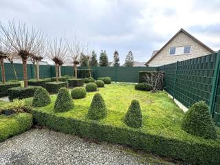 Deze woning met tuin & oprit geniet een centrale ligging te Oostrozebeke.Indeling:Gelijkvloers:– inkomhal– apart toilet– leefruimte met zitplaats–...