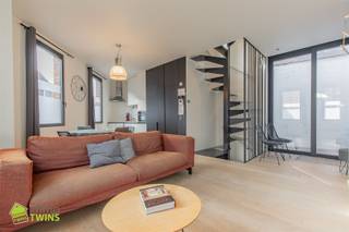 In de Molenstraat te Dendermonde bevindt zich deze charmante stadswoning op een uiterst centrale maar rustige locatie.Bij het binnenkomen op het...