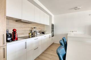 <p>Dit lichtrijke appartement in Kessel-Lo bevindt zich op een toplocatie in Park Belle-Vue, op wandelafstand van het station en het centrum van Leuven. Gelegen op de 2de verdieping geniet je hier van een open gevoel, veel natuurlijk licht en een prachtig zicht over Leuven stad.</p><p>Bij het binnenkomen valt meteen de ruime open leefruimte op. De indeling voelt aangenaam en praktisch aan, met voldoende plaats voor een gezellige zithoek en eetruimte. De volledig ingerichte hedendaagse keuken sluit mooi aan bij de leefruimte en maakt van dit appartement een comfortabele thuis voor wie graag centraal woont zonder in te boeten aan rust en uitzicht.</p><p>Het appartement beschikt verder over een aparte slaapkamer, een badkamer, een afzonderlijk toilet en een praktische wasruimte. Alles is logisch ingedeeld, waardoor de beschikbare ruimte efficiënt wordt benut. Dankzij de hoge ligging en de vele lichtinval krijgt het appartement een luchtig en aangenaam karakter.</p><p>Hoewel er geen private buitenruimte werd vermeld, biedt het prachtige zicht op Leuven stad een sterke meerwaarde. Bovendien zijn een autostaanplaats en fietsenstalling inbegrepen in de prijs, wat op deze locatie een bijzonder praktische troef is.</p><p>De ligging is zonder twijfel één van de grootste sterktes. Park Belle-Vue in Kessel-Lo combineert een vlotte bereikbaarheid met de nabijheid van Leuven. Je wandelt naar het station, het stadscentrum, winkels, horeca en andere voorzieningen. Ideaal voor wie centraal, praktisch en comfortabel wil wonen.</p><p>Heb je interesse en wil jij als eerste de kans grijpen om deze aantrekkelijke woning te ontdekken? We trappen onze verkoop af met een exclusieve “Avant-Première” op woensdag 20 mei om 16u. Plan nu jouw bezoek via de paarse ‘Maak nu een afspraak’ knop op onze website. De richtprijs bedraagt 349.000,- euro. De biedingstermijn loopt tot en met vrijdag 22 april om 21:00 uur. Bekijk het Avant-première reglement onder downloads.</p>