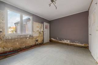 Deze charmante woning met 3 slaapkamers biedt heel wat potentieel voor wie op zoek is naar een betaalbare gezinswoning die nog verder afgewerkt...