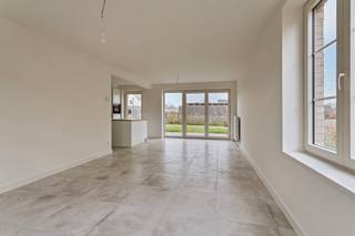 <span>Nieuwbouw (2023) gezinswoning nabij centrum Dessel</span><br /><span>E-peil 16 | 3 slaapkamers | 457 m² perceel</span><br /><span><br />Deze energiezuinige gezinswoning werd gebouwd in 2023 en wordt verhuurd verkocht. De huidige huurprijs bedraagt €1200/maand.<br /><br />Meer info: 014/70.73.72 of info@dilegno.immo<br /><br />We betreden de woning langs de inkomhal die toegang geeft tot de leefruimte en een apart gastentoilet met handenwasser.</span><br /><span>De lichtrijke leefruimte omvat woonkamer, eetkamer en keuken, dewelke voorzien is van inductiekookplaat, dampkap, ijskast, vaatwasser en combi-oven. Naast de keuken vinden we de berging/wasplaats.</span><br /><span><br />De verdieping bestaat uit 3 slaapkamers, nachthal en badkamer, uitgerust met inloopdouche, bad, toilet en enkele wastafel in meubel.</span><br /><span>Via de vlizo-trap in de nachthal komen we nog op de zeer ruime zolder.<br /><br />De oprit en het terras werden reeds aangelegd.<br />Tenslotte zorgen de 10 zonnepanelen op het zuid georienteerde dak voor een erg laag energiefactuur.</span>