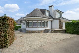 Dans un emplacement stratégique à Ninove, le long d'une importante route de liaison, se trouve cette villa intemporelle qui répond parfaitement à la combinaison de la vie et du travail. La propriété dispose d'un espace de bureau situé à l'avant et d'un hangar supplémentaire à l'arrière de la parcelle, accessible aux camions et au matériel professionnel. Idéal pour ceux qui souhaitent exercer une profession libérale ou une activité indépendante.<br /><br /><br />Cette villa à rafraîchir est chaleureuse et lumineuse, construite avec des matériaux de qualité. Elle dispose d'une cuisine entièrement équipée et d'un grand espace repas idéal pour se réunir en famille ou recevoir des invités. A l'étage, on trouve pas moins de 6 chambres, un palier spacieux et une salle de bain en partie rénovée. De plus, la villa dispose d'un sous-sol complet, offrant un espace de rangement ou de travail supplémentaire.<br /><br /><br />L'espace extérieur et l'abri de jardin sont une véritable valeur ajoutée. Le jardin soigné a été aménagé et équipé de tout le confort nécessaire, à commencer par une terrasse au niveau de la maison qui se transforme en pelouse (niveau inférieur) avec un étang de baignade et un pool house. A l'arrière du terrain, une autre zone de loisirs et un hangar de stockage (partiellement couvert et fermé).<br /><br /><br />Cette propriété combine la vie et le travail d'une manière pratique, où les deux fonctions peuvent être parfaitement séparées. Idéale pour ceux qui cherchent une propriété qui offre des possibilités, de l'espace et de la fonctionnalité.<br /><br /><br />Pour plus d'info/visite : Contactez Roxanne – 09 232 21 50- email roxanne@cornelis-partners.be