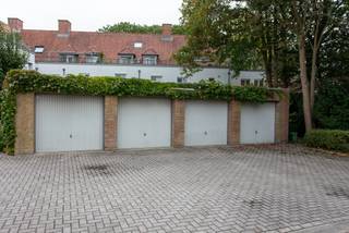 Volledig vernieuwd en zeer aangenaam appartement, gelegen in een rustig gebouw pal in het centrum van Kalmthout. Het appartement bestaat uit een woonkamer met aansluitend een open keuken, een zuid georiënteerd terras, 1 slaapkamer, een badkamer met berging inclusief. Bij het appartement hoort een afzonderlijk garagebox. Nieuwe verwarming met elektrische warmtepomp. EPC142