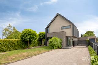 <strong>Immo Van Middelem verkoopt deze ORIGINELE en INSTAPKLARE woning in MODERNE stijl, met sauna en aangename ZUIDGERICHTE tuin op een perceel van +/-12a48ca.</strong><br /><br />Deze bijzondere woning onderscheidt zich onmiddellijk door haar hedendaagse architectuur, verzorgde afwerking en aangename lichtinval. De combinatie van moderne elementen, open ruimtes en grote raampartijen zorgt voor een zeer fijne woonbeleving.<br />De leefruimtes vormen het hart van de woning en sluiten mooi op elkaar aan. Grote raampartijen zorgen voor een sterke verbinding met het terras en de zuid-gerichte tuin.<br />Een extra TROEF is de privésauna met douche: ideaal om thuis volledig tot rust te komen.<br /><br />De indeling van de woning is als volgt:<br />- GELIJKVLOERS: inkomhal met toegang tot kelder, WC, vestaire, volledig uitgeruste open keuken, eet- en leefruimte, toegang tot terras;<br />- 1ste VERDIEPING: mezzanine gebruikt als bureau, badkamer met ligbad en aparte douche en wc, 3 slaapkamers;<br />- ZOLDERRUIMTE: bergzolder;<br />- KELDER: meerdere kelderruimtes waarvan 1 ingericht met sauna en douche;<br />- LOSSTAANDE GARAGE: vooraan garage voor 1 wagen, achteraan tuinhuis.<br /><br />22 zonnepanelen (piekvermogen 7040 kw) én thuisbatterij.<br />EPB: 139 kWh/m².jaar (UC:3795482) - Klasse B. <br />Elektriciteit conform AREI tot 2038.<br />Vrij bij akte.