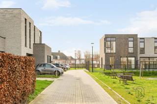 Ontdek deze aantrekkelijke nieuwbouwwoningen in de Emmaweg te Adinkerke, nabij De Panne, waar comfortabel en energiezuinig wonen hand in hand gaan. In dit stijlvolle project zijn nog slechts enkele woningen beschikbaar, een mooie kans voor wie op zoek is naar een instapklare of nog volledig naar eigen smaak af te werken thuis.Elke woning beschikt over 3 volwaardige slaapkamers, een mooie badkamer en een volledig geïnstalleerde keuken. Afhankelijk van het type geniet u bovendien van een inpandige garage, wat zorgt voor extra comfort en praktische bergruimte.Sommige woningen zijn reeds verhuisklaar, zodat u meteen kunt intrekken en genieten. Andere bieden u de vrijheid om de afwerking en inrichting nog af te stemmen op uw persoonlijke woonwensen. Zo creëert u moeiteloos een thuis die perfect bij u past.Ook op vlak van energiezuinigheid hebben deze woningen heel wat troeven. Ze zijn uitgerust met zonnepanelen en worden verwarmd met gas of via een warmtepomp, afhankelijk van de woning. Dat betekent niet alleen een aangenaam wooncomfort, maar ook een slimme investering in de toekomst.Bent u op zoek naar een moderne, kwalitatieve woning op een rustige ligging, vlak bij De Panne? Dan is dit nieuwbouwproject in Adinkerke zeker een bezoek waard.Voor meer informatie: emiel@immobeguin.be