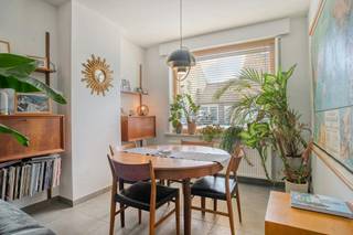 Vous recherchez une maison confortable prête à emménager à deux pas du centre de Heule et de Courtrai ? Ne cherchez pas plus loin ! Bienvenue à De Warande 131, une maison de trois chambres parfaitement entretenue avec un agréable espace extérieur.<br /><br />L'aménagement de la maison<br /><br />Rez-de-chaussée :<br />Hall d'entrée : Hall de réception spacieux qui donne accès à l'espace de vie.<br />Espace de vie : salon confortable et lumineux avec coin repas attenant.<br />Cuisine : Cuisine entièrement équipée avec un coin petit-déjeuner confortable.<br />Salle de bain : Salle de bain récemment rénovée avec douche à l'italienne moderne, lavabo et toilettes.<br /><br />Premier étage :<br />Chambre 1/Bureau : Une belle pièce actuellement aménagée comme bureau à domicile.<br />Chambre 2 : Une deuxième chambre très spacieuse.<br /><br />Étage mansardé :<br />Chambre 3 : Espace mansardé entièrement aménagé et isolé, aménagé comme chambre principale comprenant une grande armoire sur mesure (qui reste debout).<br /><br />À l'extérieur, vous pourrez profiter d'un espace extérieur confortable et facile à entretenir où vous pourrez vous détendre. Grâce à son emplacement stratégique, vous pouvez y vivre tranquillement, mais vous pouvez toujours être dans le centre animé de Heule ou de Courtrai en un rien de temps.<br /><br />Le jardin et le reste de la maison vous intéressent ? Planifiez rapidement votre visite ! Contactez Michelle au 0493 25 46 81 ou envoyez un e-mail à michelle.decoutere@dewaele.com.<br /><br />Le bien est proposé selon la formule Pre-sale. Du 28/09/2026 16:00 au 03/10/2026 15:00, vous pouvez visiter la maison sur rendez-vous et faire une offre. Le prix affiché est un prix indicatif. Pour plus d'informations, veuillez contacter le responsable du dossier.<br /><br />Registre des mesures: non