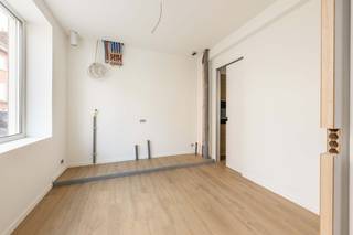 Ben je op zoek naar een instapklare, smaakvol gerenoveerde woning waar modern comfort en energiezuinigheid hand in hand gaan? Deze parel in Bissegem werd recent van kop tot teen vernieuwd met hoogwaardige materialen en is helemaal klaar voor de toekomst.<br /><br /><u>De indeling</u><br />Gelijkvloers Je komt binnen via de inkomhal met een modern gastentoilet. Aan de voorzijde bevindt zich een multifunctionele voorplaats — de ideale plek voor een praktische wasplaats of een veilige fietsenberging, met een handige rechtstreekse doorsteek naar de keuken.<br /><br />Het kloppend hart van de woning is de stijlvolle, volledig geïnstalleerde keuken die voorzien is van een royaal keukeneiland en alle moderne toestellen. Aansluitend stroomt de ruimte over in de eetplaats en de verrassend ruime, lichtrijke leefruimte in de uitbouw. Dankzij de grote raampartijen geniet je hier van een maximale lichtinval en een naadloze overgang naar het gezellige terras. Extra stockageruimte vind je in de praktische kelder.<br /><br /><u>Eerste verdieping</u><br />De nachthal is optimaal benut met een handige ingebouwde kast. Hier bevindt zich de eerste ruime slaapkamer en een moderne, comfortabele badkamer uitgerust met een inloopdouche, een dubbel lavabomeubel en een tweede toilet.<br /><br /><u>Tweede verdieping</u><br />Via een vaste trap bereik je de perfect afgewertke en royale tweede slaapkamer onder het geïsoleerde dak.<br /><br /><strong>✨ De absolute troeven</strong><br />Bij de renovatie stond duurzaamheid centraal. Dit vertaalt zich in een uitstekende energetische score en een zorgeloze toekomst:
<ul>
	<li>Energiezuinige technieken: Uitgerust met efficiënte warmtepompen (lucht-lucht) en zonnepanelen ☀️</li>
	<li>Topisolatie: Volledig voorzien van dakisolatie, muurisolatie en hoogrendementsbeglazing (HR-glas)</li>
	<li>Technisch perfect: De elektriciteit is volledig conform gekeurd ⚡</li>
</ul>
<br /><strong>📞 Bezoekmoment inplannen?</strong><br />Zie jij jezelf hier al wonen of wil je de afwerking graag eens met eigen ogen bewonderen? Bel dan Lukas voor een afspraak <strong>0477 09 91 02</strong>